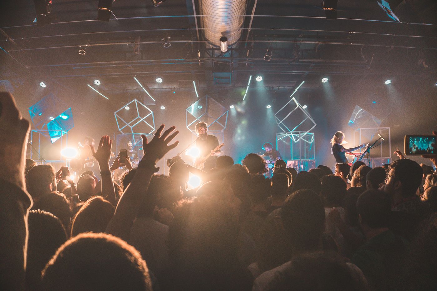 Konser sahnesi ve dinleyiciler